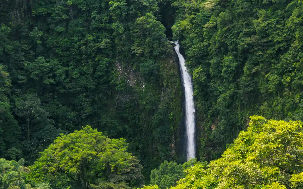 Are there waterfalls in costa rica?