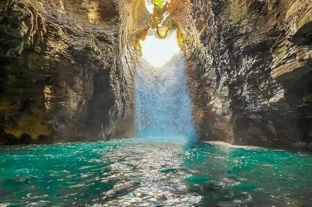 are there waterfalls in costa rica?