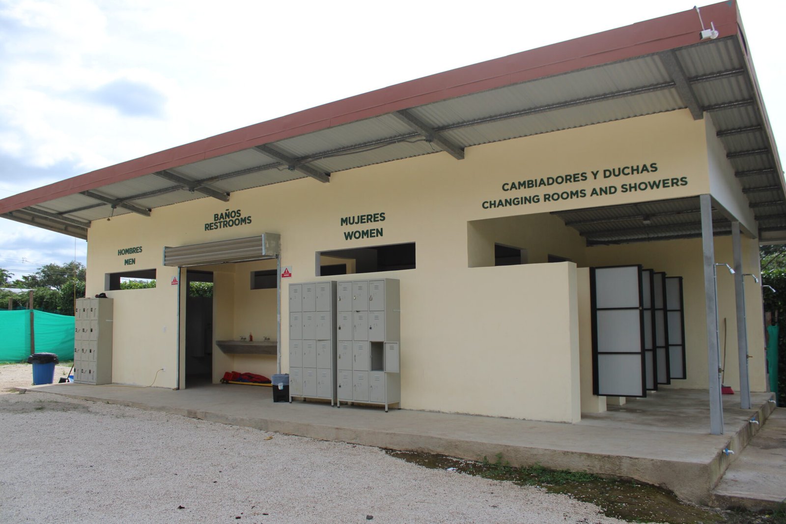 Parking and facilities at La Leona Waterfall