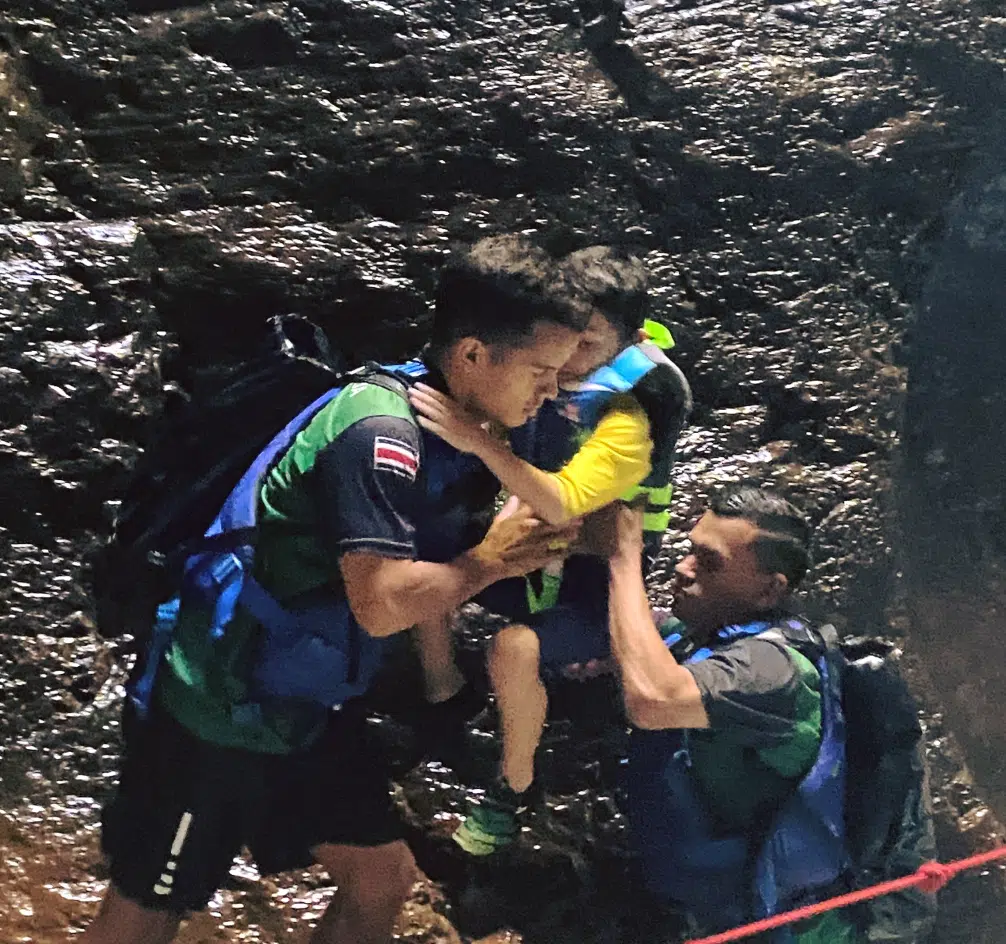 La Leona Waterfall with kids / tour guides